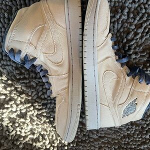 Air Jordan 1 Mid SE “Sanddrift”